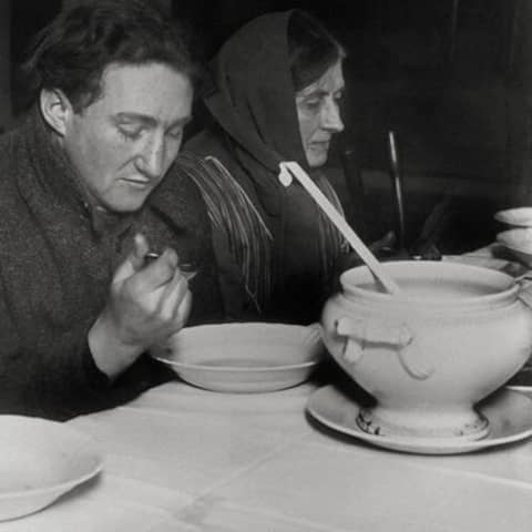 Speisung von Arbeitslosen und Bedürftigen aus privaten Mitteln in einer Wärmehalle in Berlin-Neukölln im Januar 1931. Auch im Reichstag wird das wachsende Elend in der Bevölkerung diskutiert.