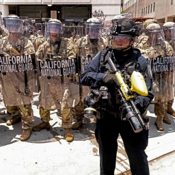 Truppen der kalifornischen Nationalgarde formieren sich vor dem Kontakt mit Demonstranten bei einer friedlichen Demonstration gegen ICE und den Einsatz von Truppen der Nationalgarde durch Präsident Trump.