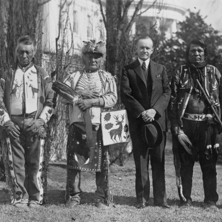 Historisches Schwarzweißfoto von Calvin Coolidge mit Native Americans der Osage Nations vor dem Weißen Haus.