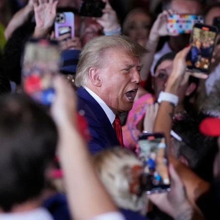 Donald Trump, ehemaliger Präsident der USA, kommt zu einer Ansprache in seinem Anwesen Mar-a-Lago vor vielen Anhängern