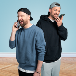 Die Bromance Daddys Nick und Leon mit Smartphone in der Hand