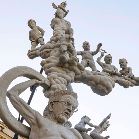 Schwäbische Laokoon-S-21-Skulptur vor dem Stadtpalais Stuttgart. Herzstück des Satire-Kunstwerks ist Winfried Kretschmann, angelehnt an Laocoon aus der griechischen Mythologie.