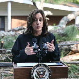 US Vize-Präsidentin Kamala Harris steht am Rednerpult anlässlich des Hurricane Helene 