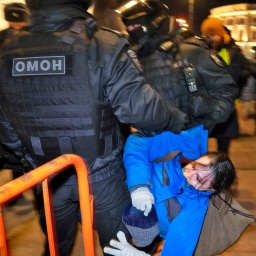 Russische Polizisten nehmen in St. Petersburg eine Person während einer Demonstration gegen die russische Invasion in die Ukraine fest. 