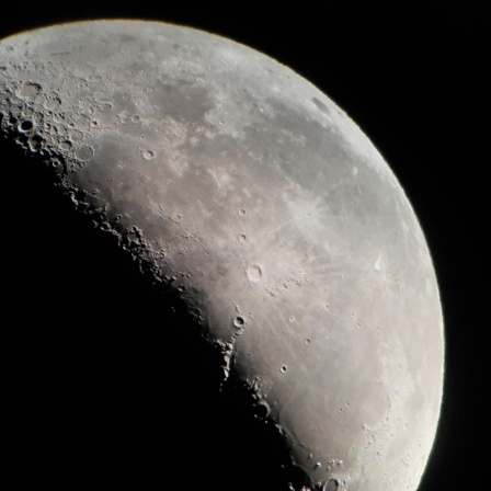 Der Mond in einer Nahaufnahme vor dem schwarzen Weltall.