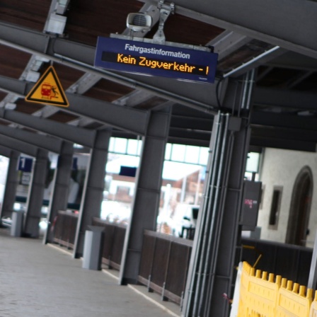 An einem Bahnsteig, an dem niemand steht, gibt es nur eine kleine Anzeige auf der &#034;Kein Zugverkehr&#034; steht.