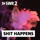 Das Podcastbild von Shit happens. Eine Frau hinter einer Rauchwolke in lila Licht.