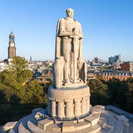 Luftaufnahme des Bismarck-Denkmals mit Hauptkirche St. Michaelis (Michel) und Elphilharmonie im Hintergrund in Hamburg