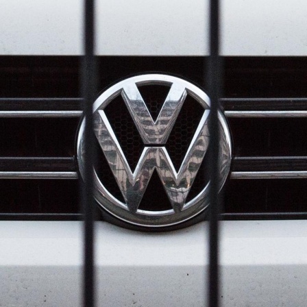 Das Bild zeigt das Logo des Autokonzerns VW.