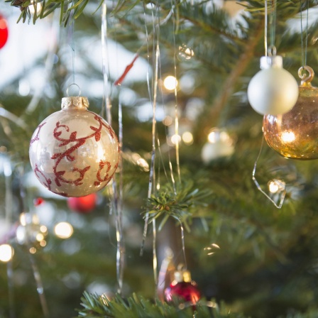 Früher war mehr Lametta: Christbaumkugeln und Lametta am Weihnachtsbaum