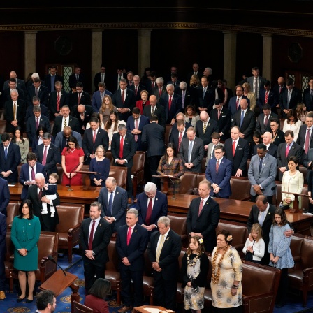 Mitglieder des Repräsentantenhauses stehen mit ihren Familien bei der Verlesung eines Gebets in der Kammer des Repräsentantenhauses am Eröffnungstag des 118. Kongresses im US-Kapitol.