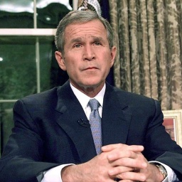 Am Abend des 11. September 2001 wendet sich US-Präsident George W. Bush vom Oval Office aus in einer Rede an die Nation an das US-amerikanische Volk