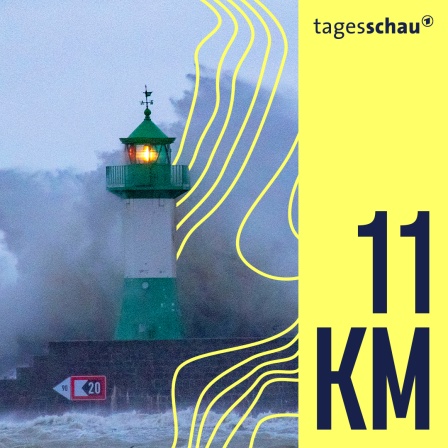 Riesenwellen schlagen über den Leuchtturm in Sassnitz.