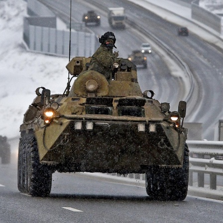 Ein Konvoi russischer gepanzerter Fahrzeuge bewegt sich auf einer Autobahn auf der Krim
