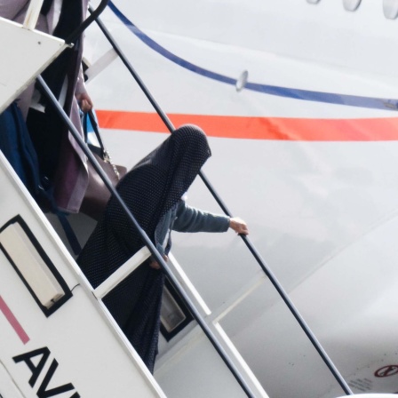 Gefährdete Menschen aus Afghanistan steigen in Hannover aus einem Flugzeug (27.03.2025).