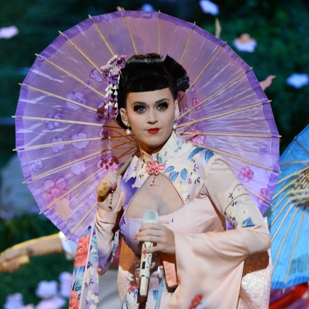 Katy Perry tritt, verkleidet als Geisha, bei den American Music Awards 2013 auf.