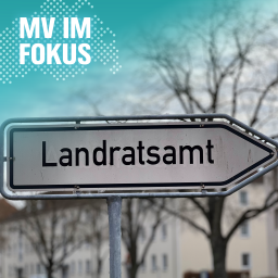 Ein Verkehrsschild in Pfeilform mit dem Schriftzug Landratsamt