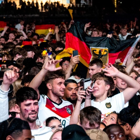 Fußballfans jubeln auf dem Hamburger Heiligengeistfeld beim Public Viewing beim Spiel Deutschland gegen die Schweiz.