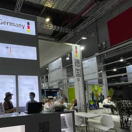 Menschen besuchen den deutschen Pavillion auf der 23. Internationalen Industriemesse China (CIIF). Die 23. CIIF fand vom 19. bis 23.09. 2023 in Shanghai statt und zeichnete sich durch eine deutliche europäische Präsenz aus.