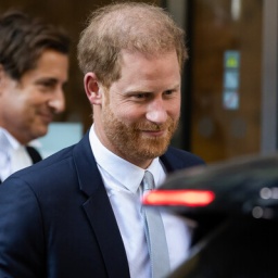 Prinz Harry vor einem Gerichtsgebäude