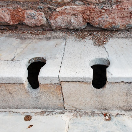 Eine antike römische Latrine in der Stadt Ephesus in der Türkei.