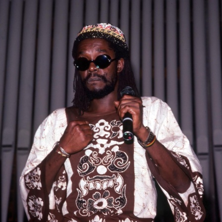 Der jamaikanische Sänger, Songwriter und Reggaemusiker Peter Tosh (1944-1987) steht im September 1981 mit einem Mikrofon in der Hand auf einer Bühne in Ann Arbor, Michigan.