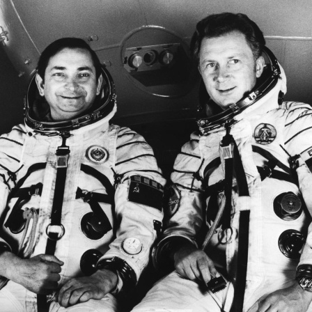 Der sowjetische Kosmonaut Waleri Bykowski mit Sigmund Jähn im Kosmonauten-Ausbildungszentrum 'Juri Gagarin' vor ihrem Start mit der Sojus 31 zur Raumstation Saljut 6 am 26.8.1978.