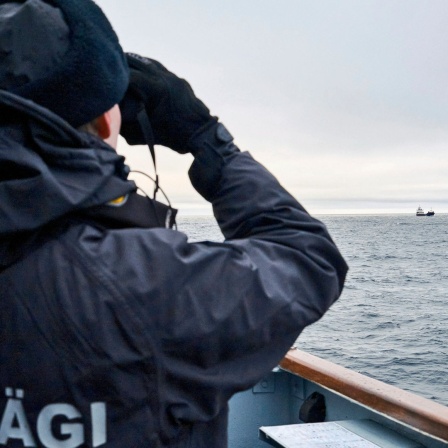 Ein estnisches Marineschiff fährt in der Ostsee im Rahmen verstärkter NATO-Patrouillen in der Region nach einem mutmaßlichen Sabotageakt an Unterseekabeln.