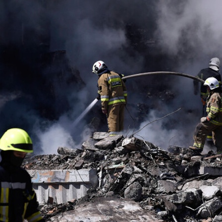 Zerstörte Gebäude und Brände nach einem russischen Angriff in der ukrainischen Stadt Uman