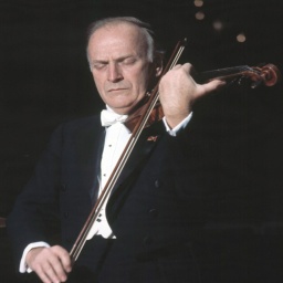 Portrait von Yehudi Menuhin beim spielen auf der Violine