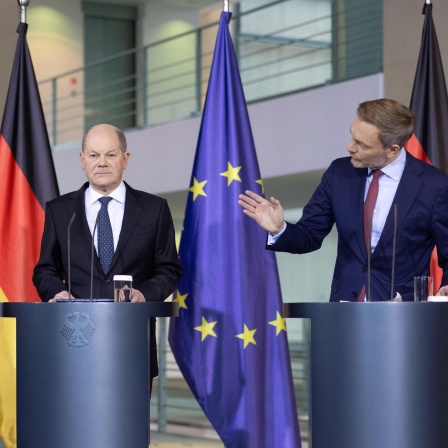 Robert Habeck, Olaf Scholz und Christian Lindner geben ein Pressestatement.