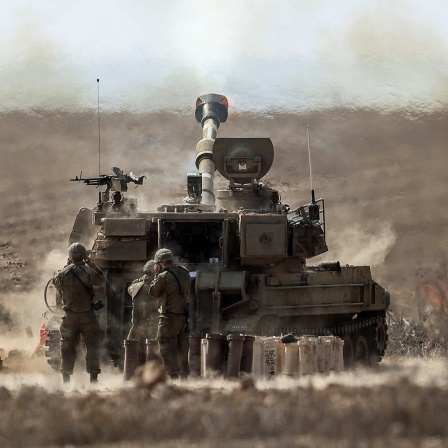 Israelische Streitkräfte feuern Artilleriegranaten auf den Gazastreifen ab.

