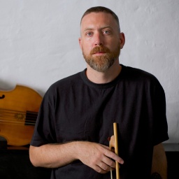 Liam Byrne mit Instrument