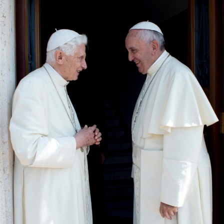 Papst Franziskus (rechts) beim Treffen mit seinem emeritierten Vorgänger Benedikt XVI (links).