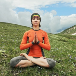 Yoga auf der Bergwiese: Yoga auf der Bergwiese: Meditation ist ein komplexes und langfristiges Geschehen: Sie verändert Gehirnstrukturen und Gefühle