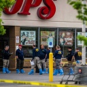Ermittler des FBI betreten den "Tops" Supermarkt in Buffalo, in dem ein 18-Jähriger zuvor zehn Menschen erschossen hatte (Bild: dpa / Robert Bumsted)