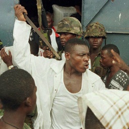 Joshua Milton Blahyi, ein ehemaliger liberianischer Kämpfer, der als "General Butt Naked" bekannt ist, bedroht einen Mitstreiter mit einem Messer während eines Streits vor der Kaserne des Barclay Training Center in Monrovia, Liberia, während der Kämpfe in der Stadt, 15. Mai 1996.