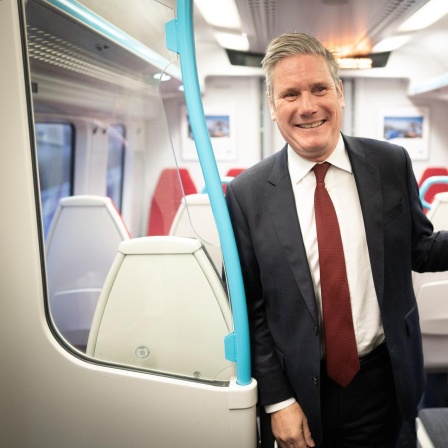 Keir Starmer, Vorsitzender der Labour-Partei in Großbritannien, in einem Zug