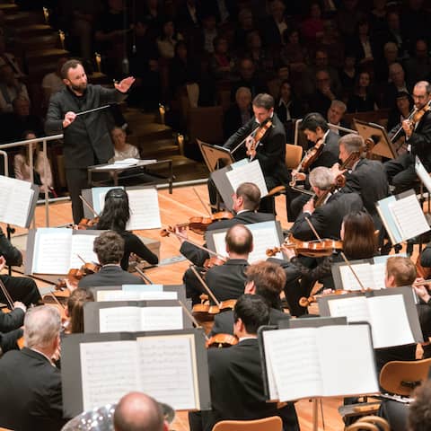 Kiril Petrenko dirigiert die Berliner Philharmoniker (Bild: rbb/Monika Rittershaus)
