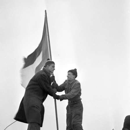 Die beiden Studenten Rene Leudesdorff (r) und Georg von Hatzfeld hissen am 1.1.1951 auf der Nordseeinsel Helgoland die Europafahne. Mit ihrer Helgoland-Invasion fordern die Heidelberger die Insel für Deutschland zurück.