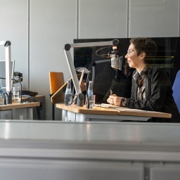 Zwei Frauen, sich gegenüber sitzend vor Mikrofonen: Katja Weise und Sonja Anders im Gespräch im Hörfunkstudio