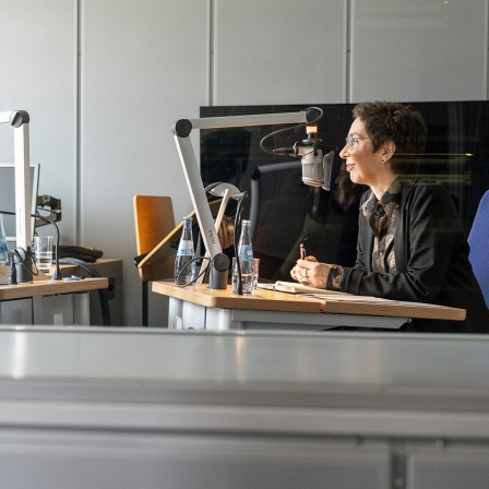 Zwei Frauen, sich gegenüber sitzend vor Mikrofonen: Katja Weise und Sonja Anders im Gespräch im Hörfunkstudio