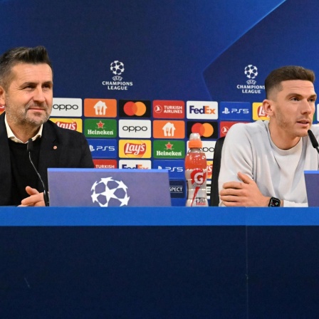 Union Berlin Trainer Nenad Bjelica und Robin Gosens bei einer Pressekonferenz vor ihrem Champions Leaguespiel gegen Sporting Braga (Bild: IMAGO / Matthias Koch) 