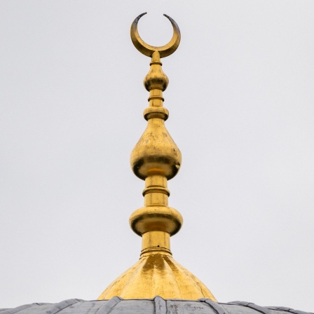 Auf dem Dach der Sehitlik Moschee ist eine Mondsichel angebracht. 