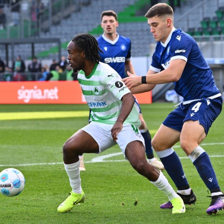 Noel Futkeu und Marcel Beifus im Kampf um den Ball