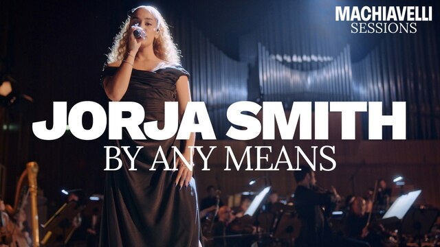Jorja Smith steht auf einer Bühne mit einem Mikrofon in der Hand, über dem Bild liegt der Schroiftzug "Jorja Smith By Any Means"