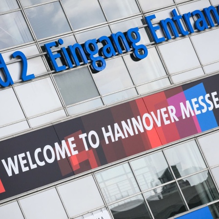 "Welcome to Hannover Messe 2023" steht in Hannover auf am Messe-Eingang "Nord 2".