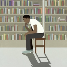 Ein Junge sitzt gedankenverloren vor einer Bücherwand.