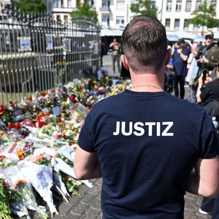 Nach der Messerattacke in Mannheim liegen am Marktplatz in der unmittelbaren Nähe des Tatorts Blumen und Kerzen.