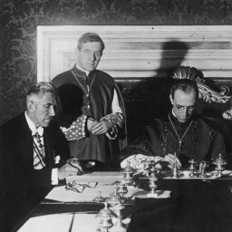 Bei der Unterzeichnung des Reichskonkordat zwischen dem Deutschen Reich und dem Heiligen Stuhl am 20. Juli 1933 im Vatikan sitzen (v.l.n.r) Vizekanzler Franz von Papen, Kardinalstaatssekretär Eugenio Pacelli und Ministerialdirektor Rudolf Buttmann an einem Tisch.
